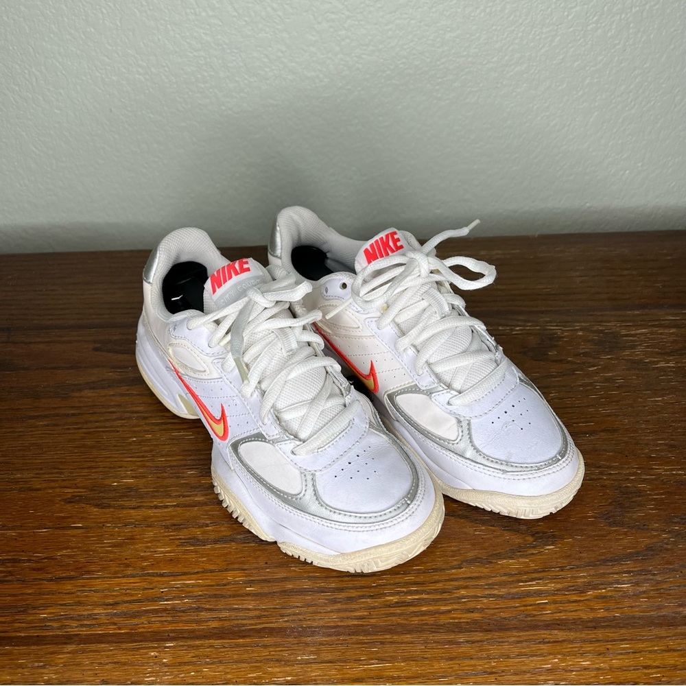 Nike. Size 6.5 color white & Gary